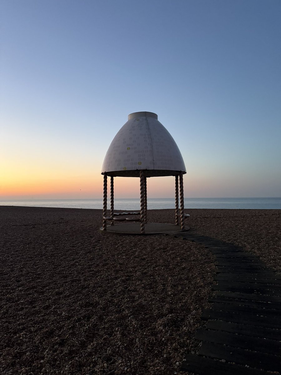 DollyHPN's tweet image. #Folkestone views at first light 🧡
