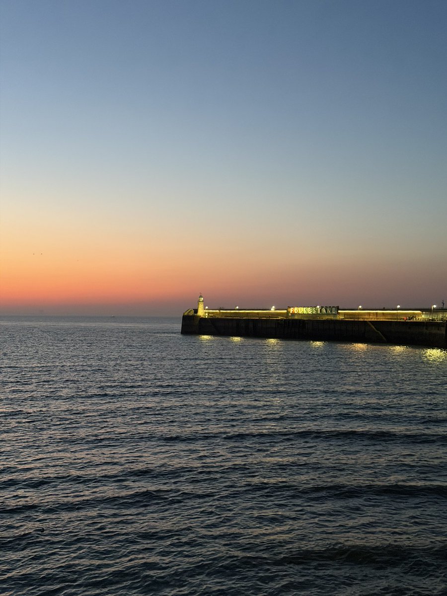 DollyHPN's tweet image. #Folkestone views at first light 🧡