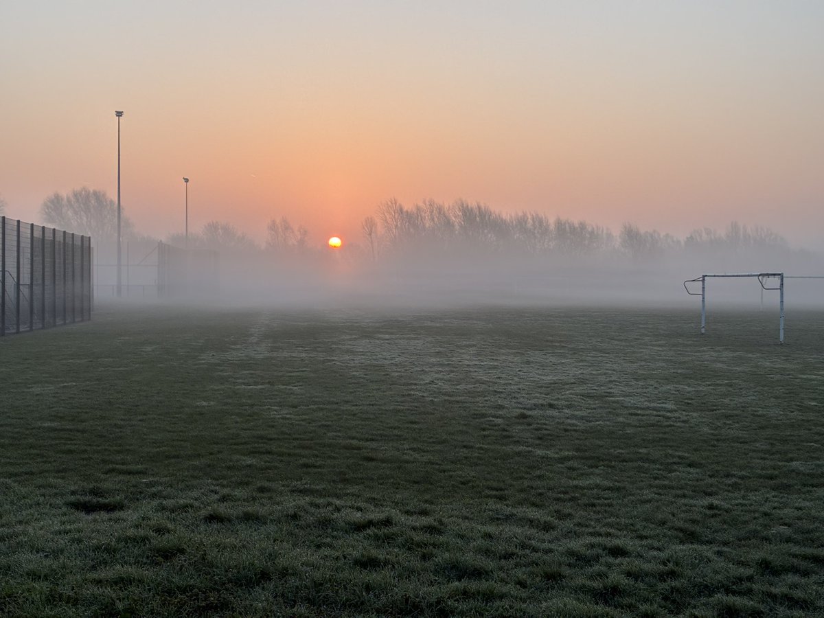 lufbraspud's tweet image. #Morning ☕️

Dry = ☀️ = ❌ Dreadmill ❌ 

#letsgetoutside

🎧 + effort = satisfaction 

A good run creates such clarity ~ a bit like the sun burns away the FOG
@Stephen_Logan 

Seven b4 7 ✅ 

Pics: #Nottingham this morning 

🙌💜🧠
#coffee #exercise #teacher5aday