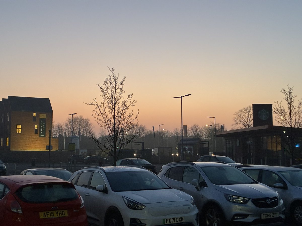 lufbraspud's tweet image. #Morning ☕️

Dry = ☀️ = ❌ Dreadmill ❌ 

#letsgetoutside

🎧 + effort = satisfaction 

A good run creates such clarity ~ a bit like the sun burns away the FOG
@Stephen_Logan 

Seven b4 7 ✅ 

Pics: #Nottingham this morning 

🙌💜🧠
#coffee #exercise #teacher5aday
