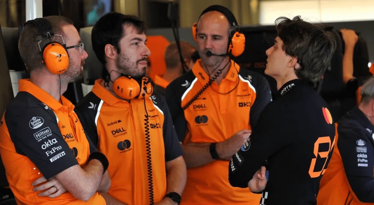 Cédric Michel-Grosjean , transfuge de McLaren, a été aperçu dans le garage Ferrari. Il a été ingénieur performance de Oscar Piastri et de Daniel Ricciardo. Il devrait vraisemblablement être l'ingénieur de course de Lewis Hamilton à la place de Riccardo Adami. #f1 #formula1