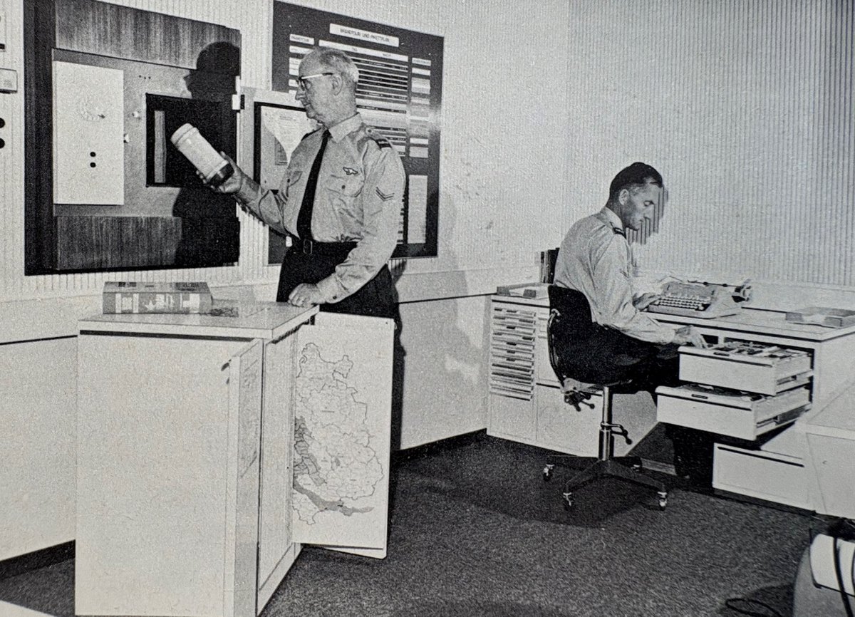 KapoZuerich's tweet photo. #kapogestern - 1968: Rohrpostanlage der Kantonspolizei Zürich mit direkter Verbindung zur Einsatzzentrale.
Dokumente wurden per Druckluft zwischen Zeughausstrasse und Polizeikaserne transportiert – im Einsatz bis 2022. https://t.co/2HQmM6P3Pv