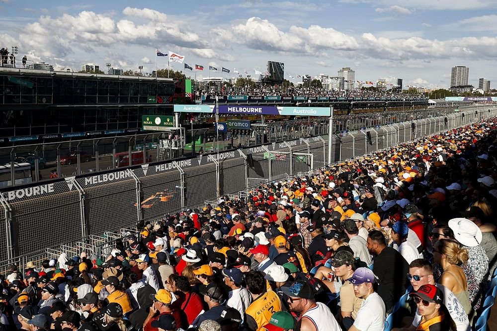 Nachez98's tweet photo. 🇦🇺 El jueves del GP de Australia bate su récord al tener una asistencia estimada de 86.210 personas

👉 El récord previo fue en 2005 con 77.400 https://t.co/ycqFQNfglO