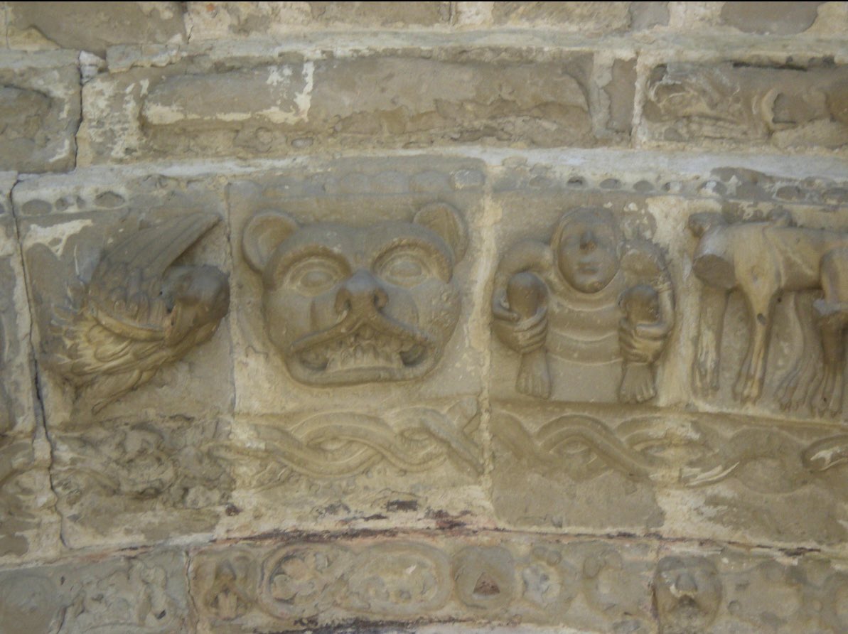 isatielmes's tweet photo. Detalle de las arquivoltas de la “Porta Speciosa”.
Un muestrario extraordinario mezcla del clásico “bestiario” #románico S.XII, mezclando con otros bien reconocibles.
Monasterio de #SanSalvadorDeLeyre
#Yesa #Navarra
#patrimonio #turismo https://t.co/iKrW2i3sRR
