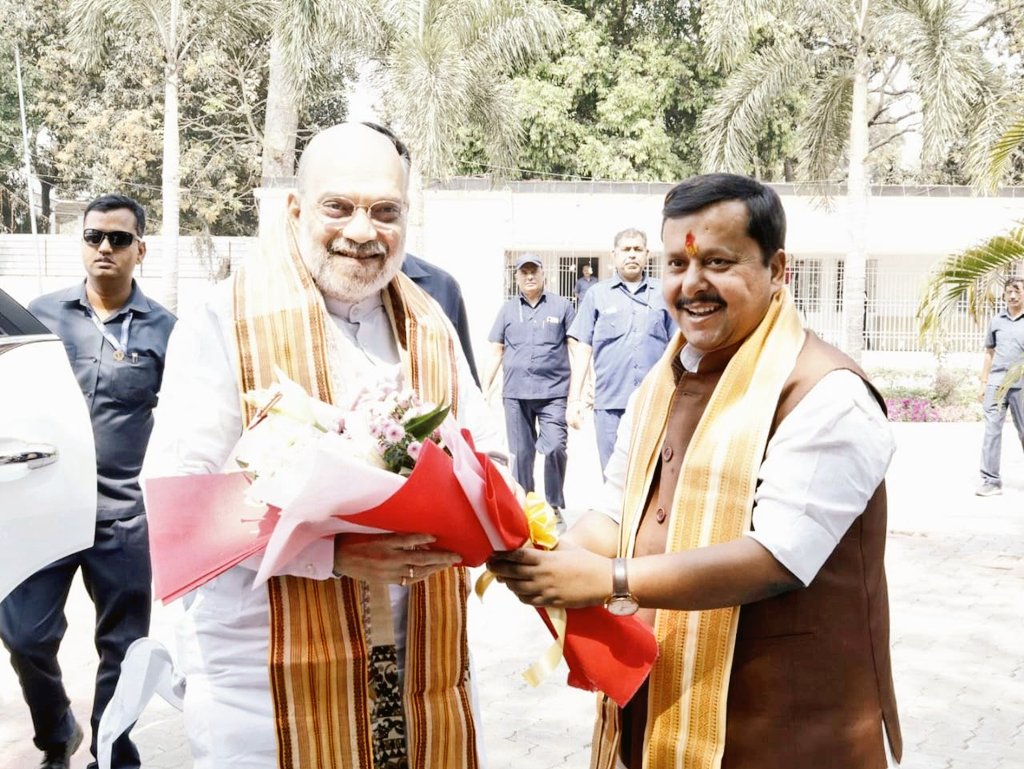 आज पटना स्थित मेरे निवास स्थान पर पधारे केंद्रीय गृह एवं सहकारिता मंत्री माननीय श्री <a href="/AmitShah/">Amit Shah</a> जी का हार्दिक स्वागत एवं अभिनंदन किया।