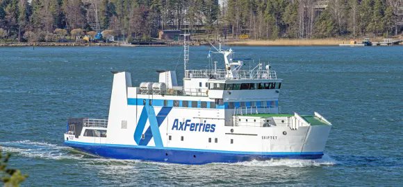 Axferries bröt under onsdagen upp en ränna från Mosshaga väster om Seglinge upp till Alfågelns ränna väster om Bärö/Kumlinge. Var försiktig om du rör dig på isen i området. Foto Axferries