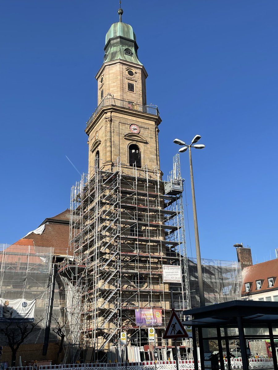 Moin. Die Jungs haben noch ein paar Meter Gerüst vor sich.