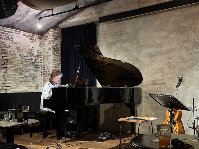 25amEzO7KUp1s7L's tweet photo. 楽譜仕事人PAG LLCのCEOも務めるピアニスト、作編曲家の内田ゆう子さんのライブ「Spring Live」に行ってきました。
会場は南青山の”live space ZIMAGINE”

メンバー
ピアノ：内田ゆう子
ギター：細野よしひこ

ピアノとギターの名手のお二人による息の合った演奏。今回はドラムがなかったにもかかわらず、リズム感に溢れた演奏で、ジャズナンバーやオリジナルの数々を楽しんできました！