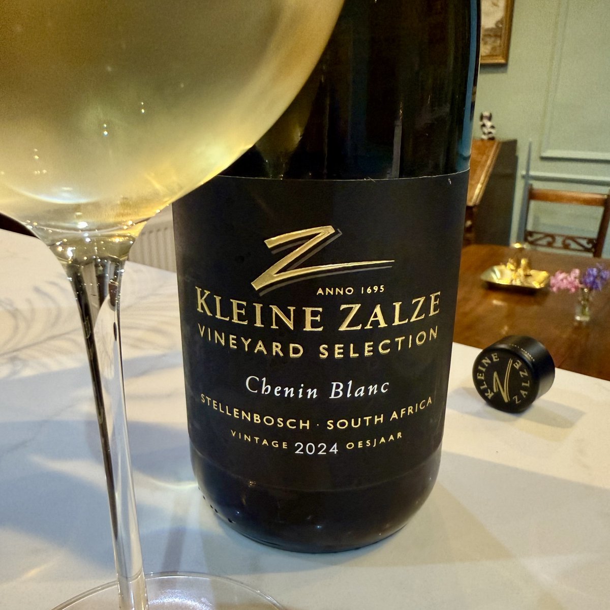 Barrel-fermented, old-vine Chenin Blanc from the consistently high-achieving <a href="/kleine_zalze/">Kleine Zalze</a>. And if you want a wine to mark #InternationalWomensDay it's made by Hanri Ferreira. New #wineoftheweek  joannasimon.com/post/wine-of-t… #CheninBlanc #oldvines #Stellenbosch
