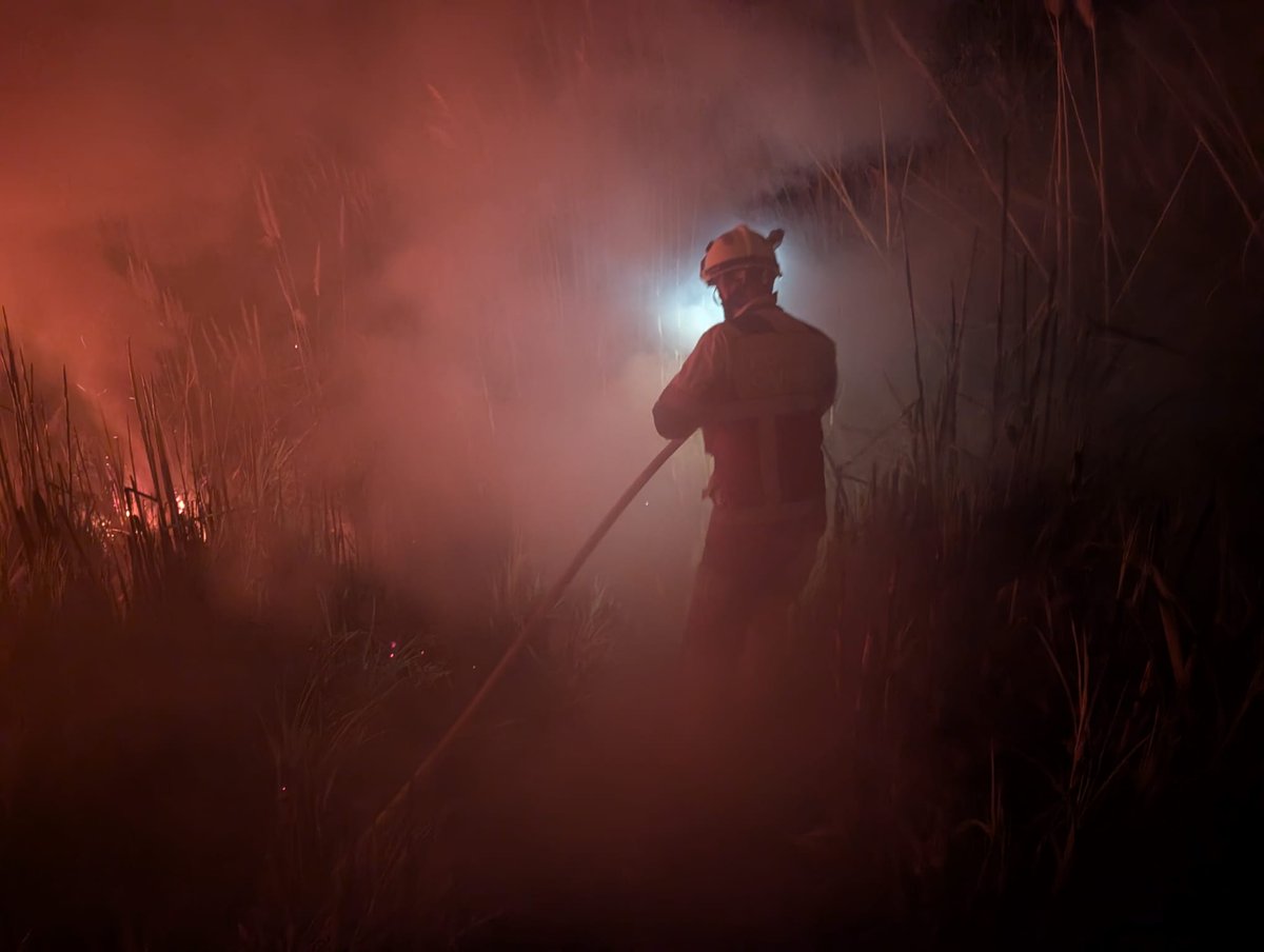 112Cantabria's tweet photo. Extinción de incendio de vegetación y plumeros en #Sobarzo #Penagos. Bomberos @cantabriaes, en apoyo a Montes, sofocan las llamas y refrescan. Tuvieron que regresar al punto de madrugada por un nuevo incendio. https://t.co/mwi86cI8mF