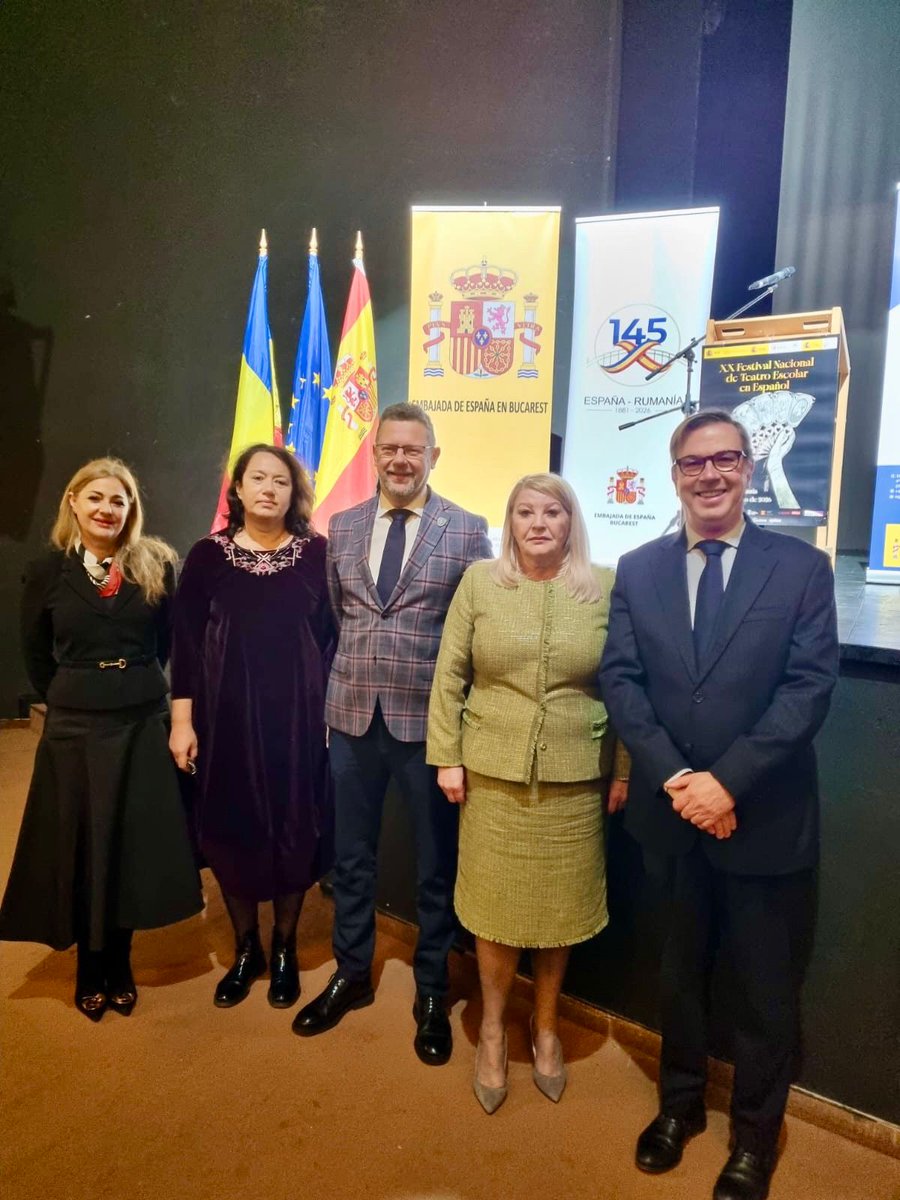 EmbEspBucarest's tweet image. 🎭El Embajador de 🇪🇸 inauguró el XX Festival Nacional de Teatro Escolar en Español, que se celebra los días 5 y 6 de marzo en Brasov🇷🇴.

Estudiantes de las 11 secciones bilingües representarán distintas obras en 🇪🇸, en una actividad cultural que fomenta el aprendizaje del idioma.