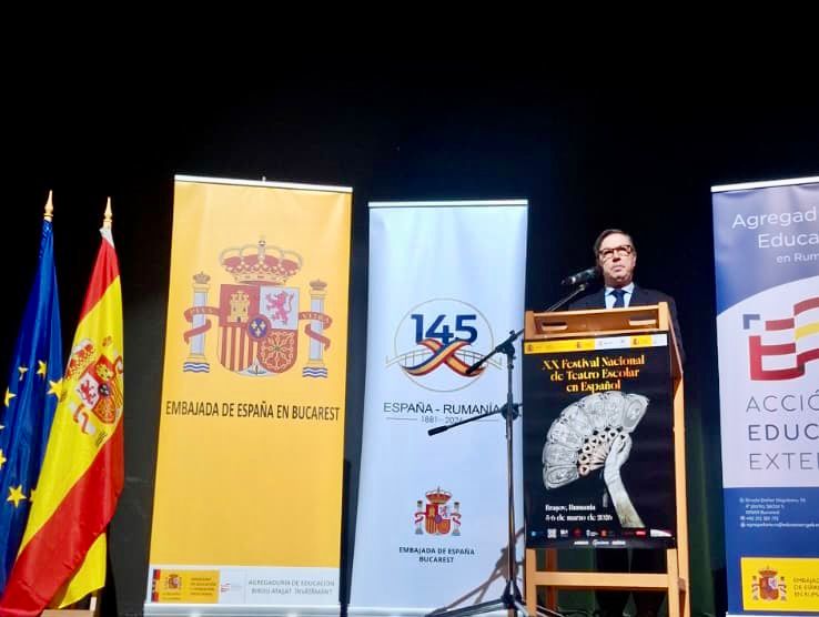 EmbEspBucarest's tweet image. 🎭El Embajador de 🇪🇸 inauguró el XX Festival Nacional de Teatro Escolar en Español, que se celebra los días 5 y 6 de marzo en Brasov🇷🇴.

Estudiantes de las 11 secciones bilingües representarán distintas obras en 🇪🇸, en una actividad cultural que fomenta el aprendizaje del idioma.