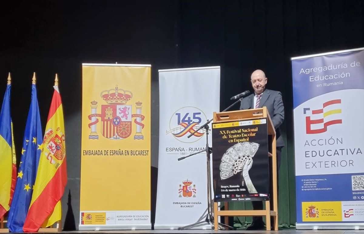 EmbEspBucarest's tweet image. 🎭El Embajador de 🇪🇸 inauguró el XX Festival Nacional de Teatro Escolar en Español, que se celebra los días 5 y 6 de marzo en Brasov🇷🇴.

Estudiantes de las 11 secciones bilingües representarán distintas obras en 🇪🇸, en una actividad cultural que fomenta el aprendizaje del idioma.