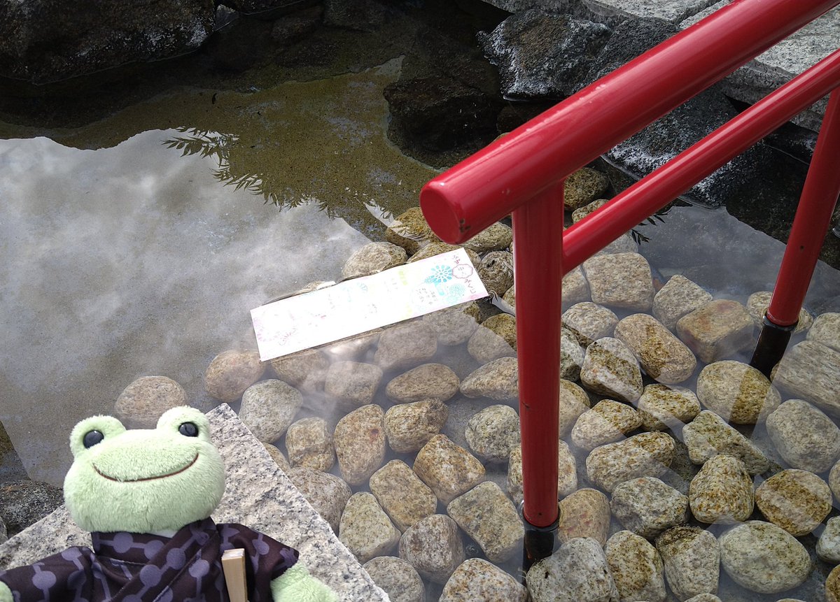 tossey7's tweet photo. 栃木県 上三川町の白鷺神社に行ってきました
超どでかい 平和の剣が祀られていて、なでなですると、悪運や厄災をブッちぎってくれるそうです
水に浮かべる、水みくじ　なんてのもありました
#かえるのピクルス #ぬい撮り #御朱印 https://t.co/4J3RyDVcg9