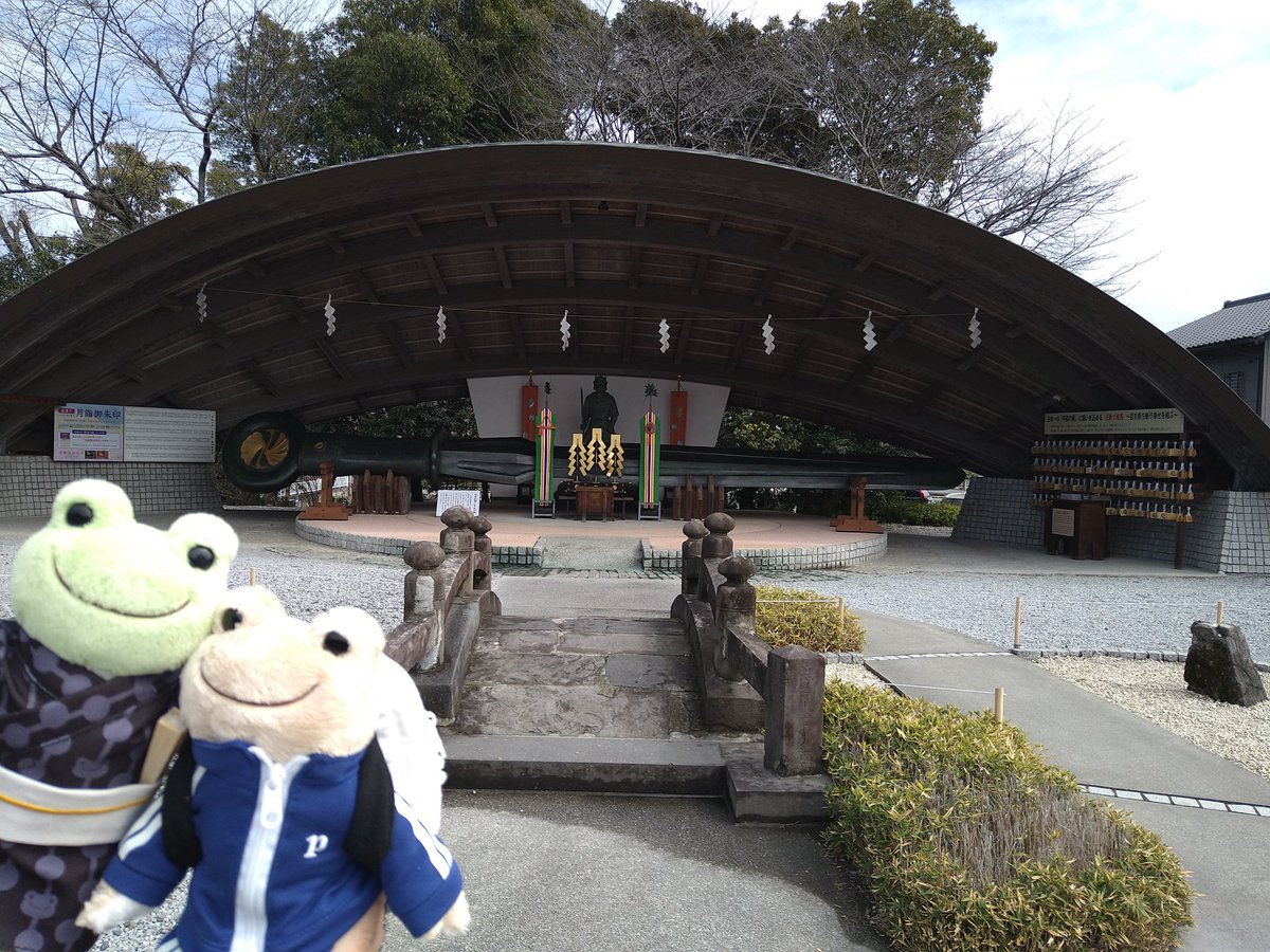 tossey7's tweet photo. 栃木県 上三川町の白鷺神社に行ってきました
超どでかい 平和の剣が祀られていて、なでなですると、悪運や厄災をブッちぎってくれるそうです
水に浮かべる、水みくじ　なんてのもありました
#かえるのピクルス #ぬい撮り #御朱印 https://t.co/4J3RyDVcg9