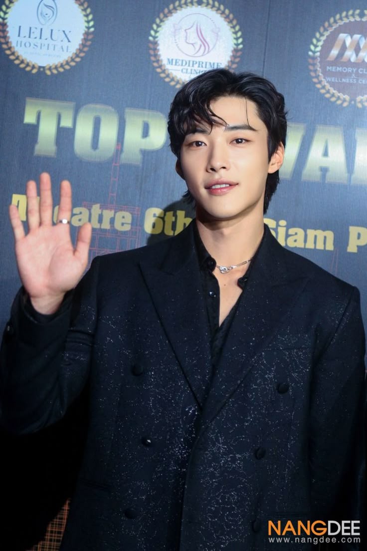 "Selamat sore, Noirs! Gimana perjalanan tadi? Aman semua? Ada yang macet di jalur udara ga?" Tanyanya sambil melayangkan tatapan ke masing-masing staf, diikuti kekehan pelan.

"Oke, ga perlu berlama-lama. Langsung saja ya." Dengan menepuk kedua tangannya, ia memulai sambutannya.