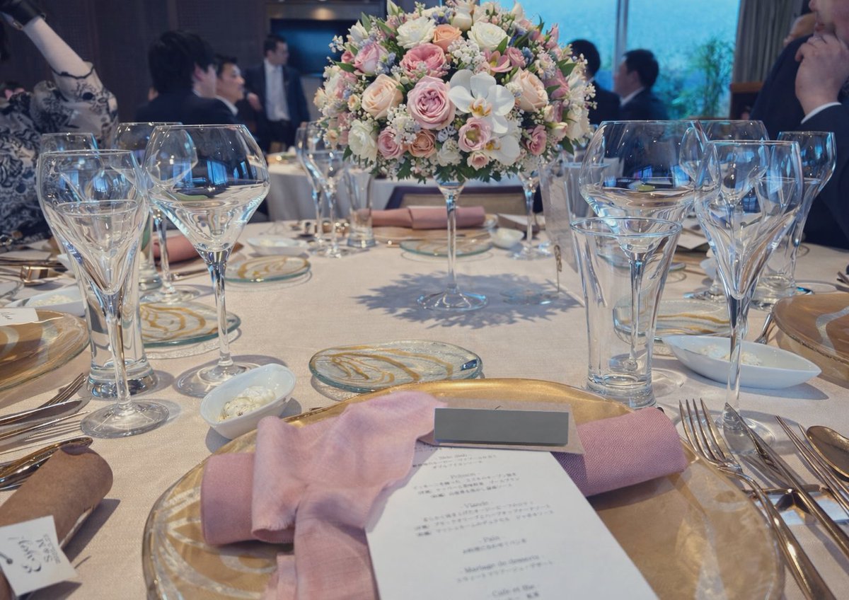 19_kana_92's tweet photo. アラサーレズの私、結婚式で恋愛の話を振られて「なんで彼氏のことパートナーって言うの？」「なんで結婚しないの？」みたいな質問を久しぶりに会うカムしてない子から皆の前でされても、もうスラスラ誤魔化せるようになってる自分に気づく。10年以上こうやって生きてると回避スキルだけは本当に上がる https://t.co/VSSuWknfdH