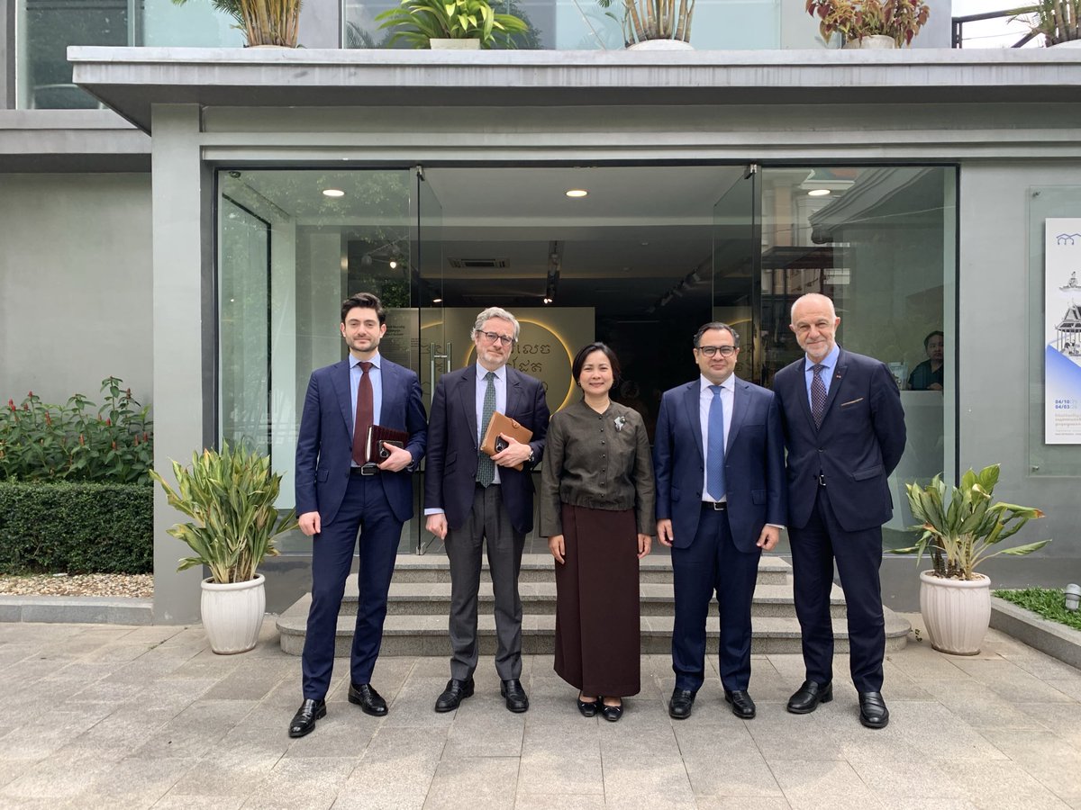 JMCambaceres's tweet photo. Toujours au #Cambodge avec @apcoworldwide. RV avec SE Md #CheaSerey Gouverneure #BanqueNationale (réunion Banques Centrales francophones et @banquedefrance, forum de l’IA, autres). Visite musée de la monnaie avec @blaise_kilian. RV avec SE #ChhivYiseang pdt Commission AE Sénat. https://t.co/pj0zDWR9yr