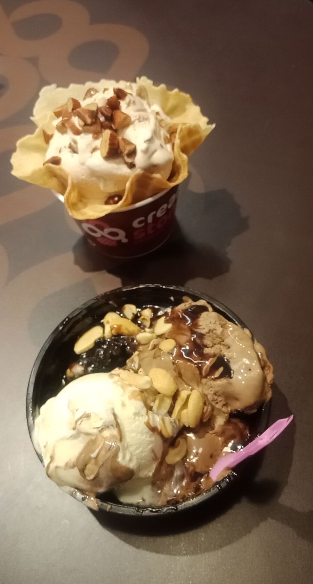 Mee_mayaaaa14's tweet image. Ice cream hot chocolate thinani life kuda oka life ee na😢😢😢😢 kani konntikosam konni sacrifice cheyalsi osthundhi 😕
#Papam me😔