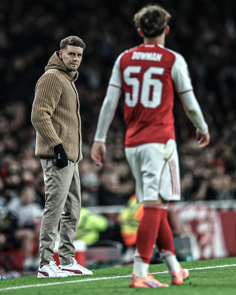 MattMason_'s tweet photo. Somehow quite appropriate that Hürzeler gets all his gear from boohooMAN #AFC https://t.co/D85PN6Pd3c