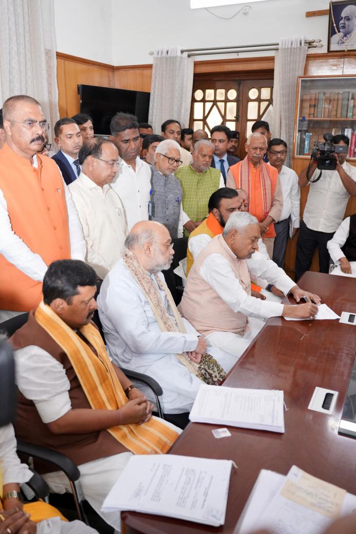 samrat4bjp's tweet photo. बिहार के लोकप्रिय मुख्यमंत्री श्री @NitishKumar जी ने राज्यसभा उम्मीदवार के रूप में अपना नामांकन पत्र दाखिल किया। इस अवसर पर माननीय राष्ट्रीय अध्यक्ष श्री @NitinNabin जी, माननीय केंद्रीय गृह मंत्री श्री @AmitShah जी के साथ उपस्थित रहा।

आदरणीय नेता नीतीश कुमार जी ने बिहार के विकास और सुशासन को नई दिशा दी है। देश के उच्च सदन में आपके अनुभव एवं नेतृत्व से पूरा देश और विशेषकर प्रदेश लाभान्वित होगा।

हार्दिक बधाई और जीत की अग्रिम शुभकामनाएँ!

#NDA4Bihar  #NitishKumarji