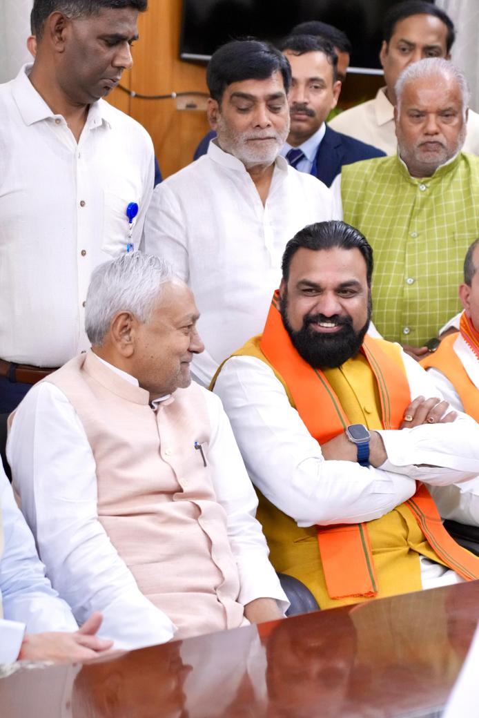 samrat4bjp's tweet photo. बिहार के लोकप्रिय मुख्यमंत्री श्री @NitishKumar जी ने राज्यसभा उम्मीदवार के रूप में अपना नामांकन पत्र दाखिल किया। इस अवसर पर माननीय राष्ट्रीय अध्यक्ष श्री @NitinNabin जी, माननीय केंद्रीय गृह मंत्री श्री @AmitShah जी के साथ उपस्थित रहा।

आदरणीय नेता नीतीश कुमार जी ने बिहार के विकास और सुशासन को नई दिशा दी है। देश के उच्च सदन में आपके अनुभव एवं नेतृत्व से पूरा देश और विशेषकर प्रदेश लाभान्वित होगा।

हार्दिक बधाई और जीत की अग्रिम शुभकामनाएँ!

#NDA4Bihar  #NitishKumarji