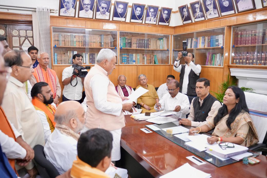 samrat4bjp's tweet photo. बिहार के लोकप्रिय मुख्यमंत्री श्री @NitishKumar जी ने राज्यसभा उम्मीदवार के रूप में अपना नामांकन पत्र दाखिल किया। इस अवसर पर माननीय राष्ट्रीय अध्यक्ष श्री @NitinNabin जी, माननीय केंद्रीय गृह मंत्री श्री @AmitShah जी के साथ उपस्थित रहा।

आदरणीय नेता नीतीश कुमार जी ने बिहार के विकास और सुशासन को नई दिशा दी है। देश के उच्च सदन में आपके अनुभव एवं नेतृत्व से पूरा देश और विशेषकर प्रदेश लाभान्वित होगा।

हार्दिक बधाई और जीत की अग्रिम शुभकामनाएँ!

#NDA4Bihar  #NitishKumarji