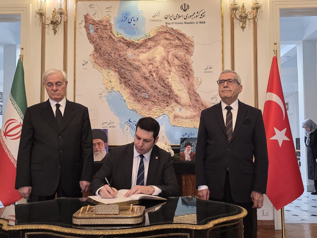 Vatan_Partisi's tweet photo. Genel Sekreterimiz Özgür Bursalı, Genel Başkan Yardımcımız Hasan Korkmazcan, MYK Üyemiz Nusret Senem, Uluslararası İlişkiler Bürosu Sekreterimiz Berke Mustafa Berkil'den oluşan Parti heyetimiz, İran İslam Cumhuriyeti Ankara Büyükelçiliği'ne taziye ziyaretinde bulundu.

İnsanlığın şehidi Hamaney'in kişiliğinde şehadette ve cesarette eşitlenen İran Devletini ve Milletini saygıyla selamlıyoruz.

İran'ın direnişi, Türkiye'nin direnişidir.