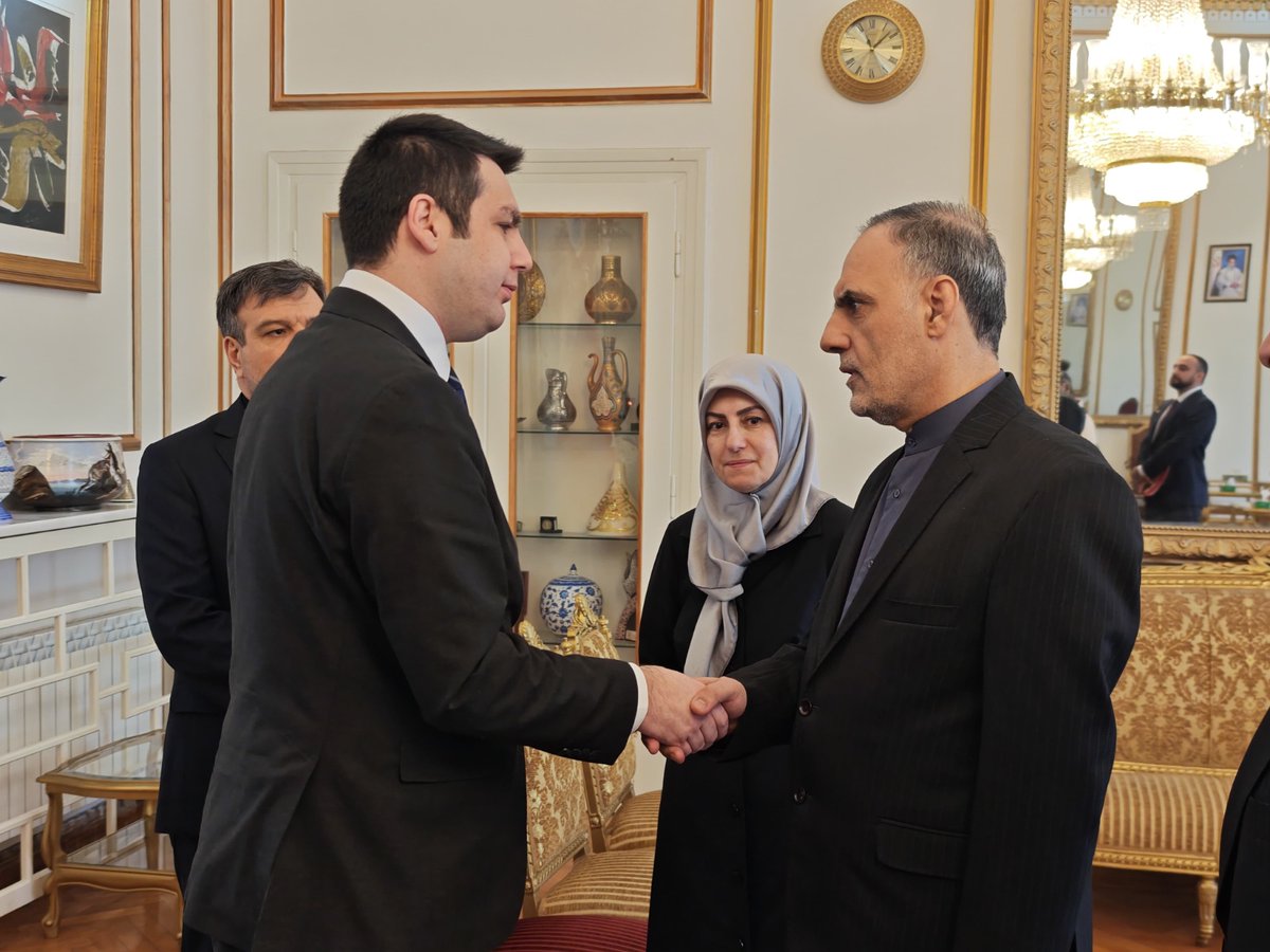 Vatan_Partisi's tweet photo. Genel Sekreterimiz Özgür Bursalı, Genel Başkan Yardımcımız Hasan Korkmazcan, MYK Üyemiz Nusret Senem, Uluslararası İlişkiler Bürosu Sekreterimiz Berke Mustafa Berkil'den oluşan Parti heyetimiz, İran İslam Cumhuriyeti Ankara Büyükelçiliği'ne taziye ziyaretinde bulundu.

İnsanlığın şehidi Hamaney'in kişiliğinde şehadette ve cesarette eşitlenen İran Devletini ve Milletini saygıyla selamlıyoruz.

İran'ın direnişi, Türkiye'nin direnişidir.