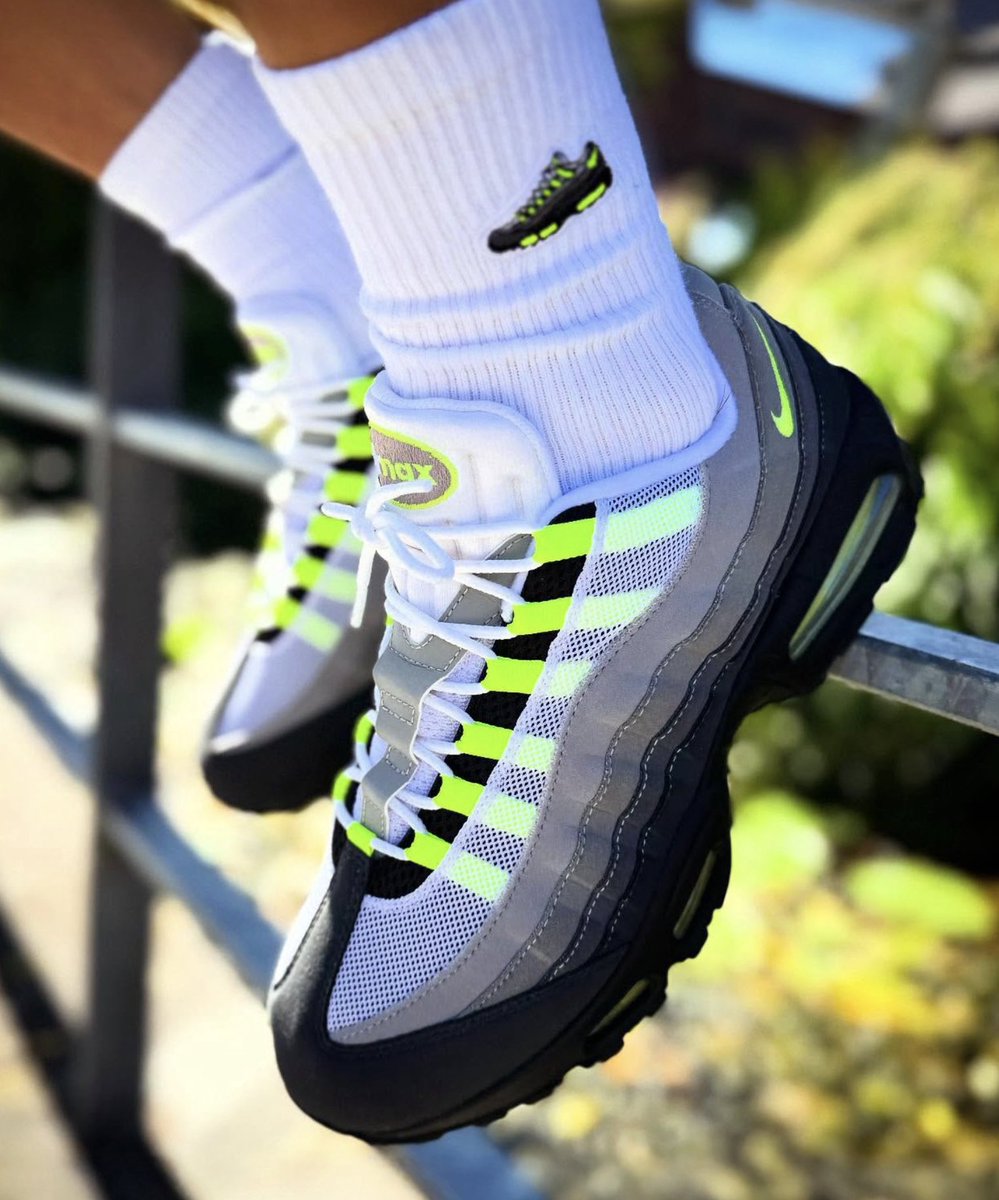 JustFreshKicks tweet media