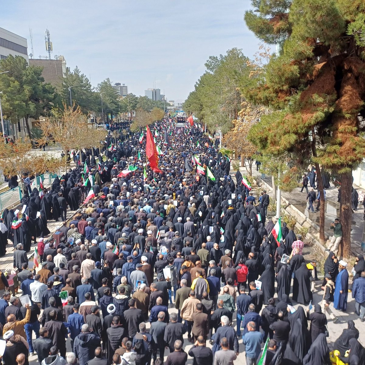 nilofar73312667's tweet photo. پیام مردم ایران به ترامپ: دلخوش به چندتا وطن‌فروش‌ نباش، ما جمعیت بیشتری داریم
ما سرباز سید علی هستیم
#قهرمانان_کرمانی https://t.co/DNTvkGR9Ie