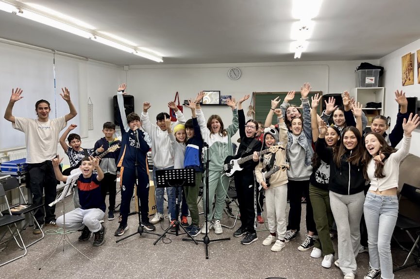 BadalonaEmm's tweet photo. Dilluns 9 de març
BOTEY BAND
20:00h 
Alumnes de l'escola Antoni Botey

Ens visita l'interessantíssim projecte musical que el mestre Luis Pasamar du a terme des de fa anys a l'escola Antoni Botey de Badalona.

Cicle de concerts ‘Per fi és dilluns!’ Entrada lliure. https://t.co/40nYFt7cFf