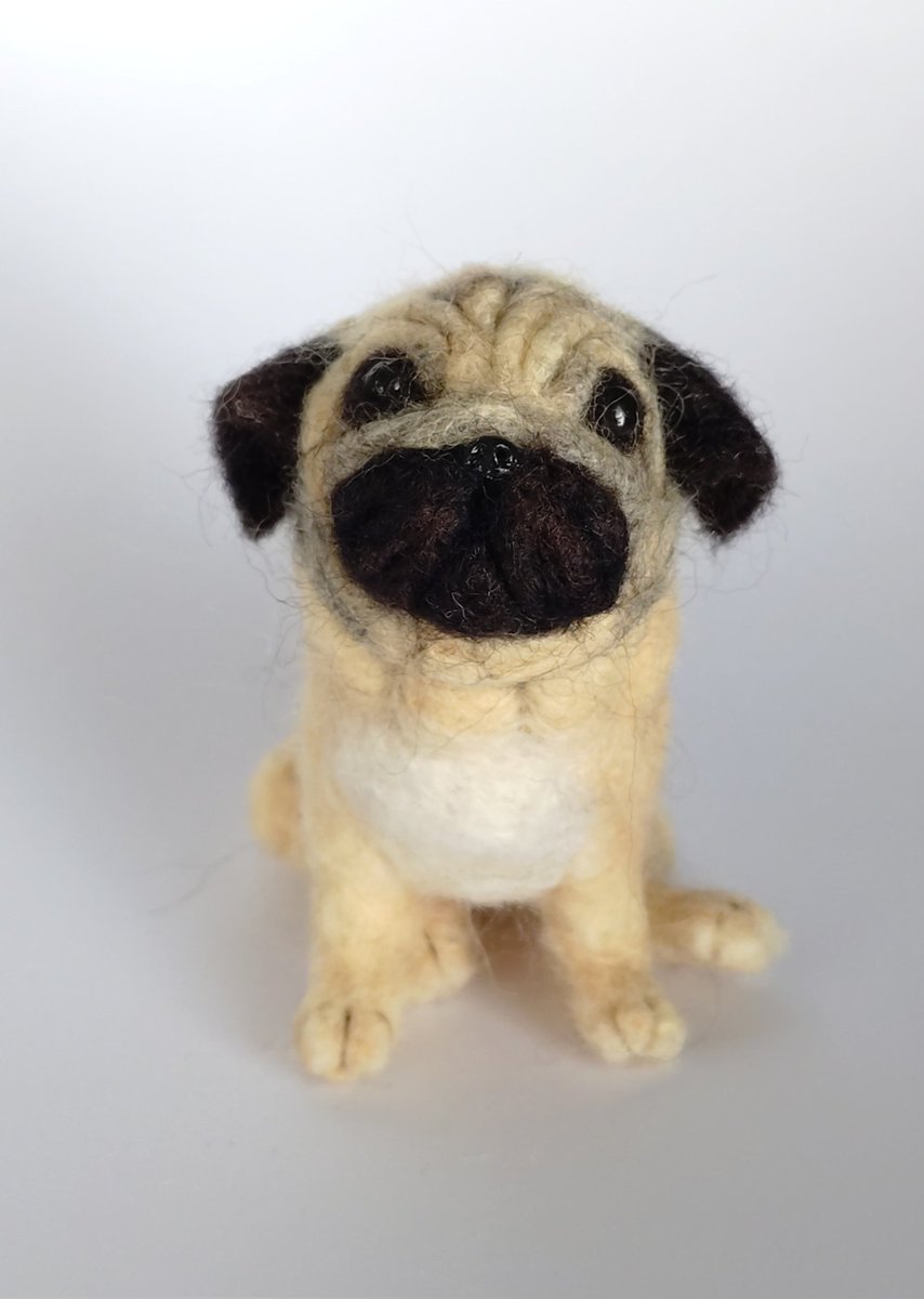 お座りパグを作りました😄植毛無しの作品です。パグのムッチリ感をだす