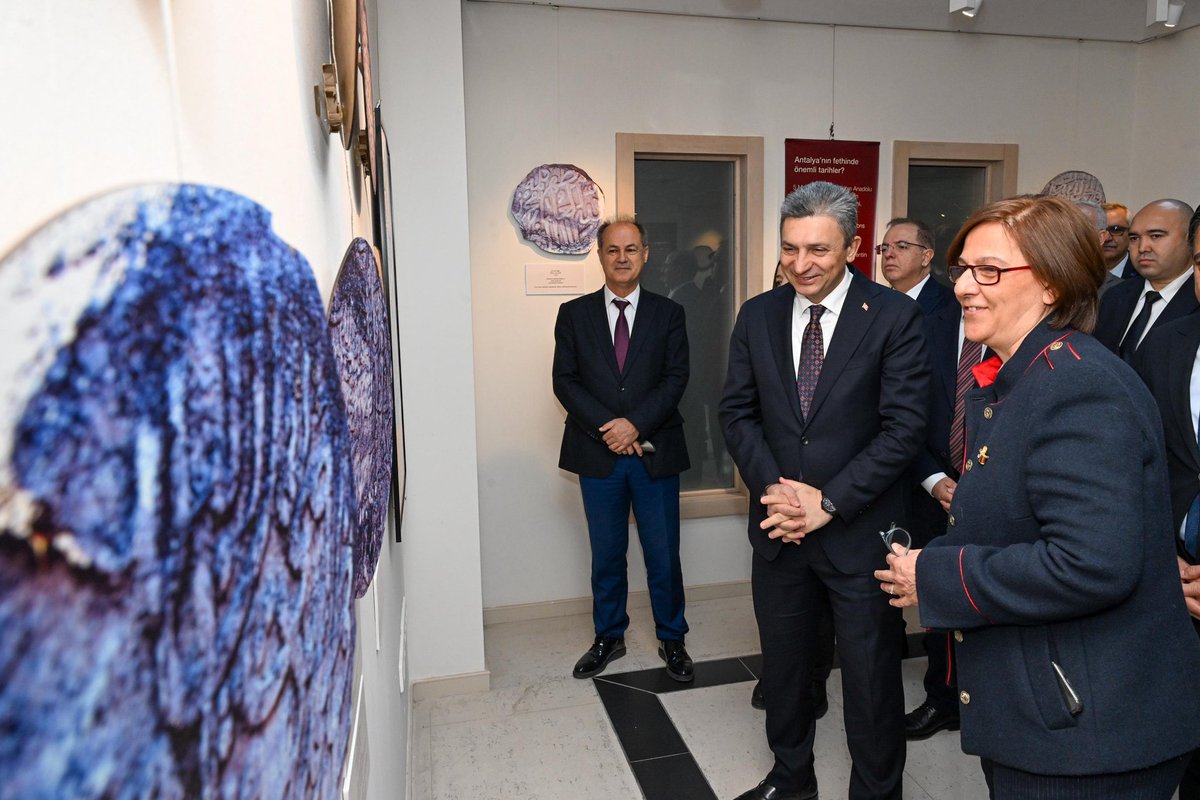 AntalyaValilik's tweet photo. 📍 Akdeniz Üniversitesi Edebiyat Fakültesi

✂️Valimiz Hulusi Şahin, Antalya’nın fethinin 819. yıl dönümü etkinlikleri kapsamında düzenlenen “Fetihnameler” Fotoğraf Sergisinin açılışını gerçekleştirdi.

🦅Tarihimizin izlerini ve fetih ruhunu yansıtan eserlerin yer aldığı sergi, ziyaretçilere Antalya’nın köklü geçmişine dair anlamlı bir yolculuk sunuyor.

🇹🇷819 yıldır aynı inanç, aynı kararlılıkla… 

🇹🇷Antalya’mızın tarihine ve mirasına sahip çıkmaya devam ediyoruz. 

#EvimizAkdeniz🇹🇷
#Antalya1207🇹🇷
#AntalyanınFethi🇹🇷
#Antalya🇹🇷