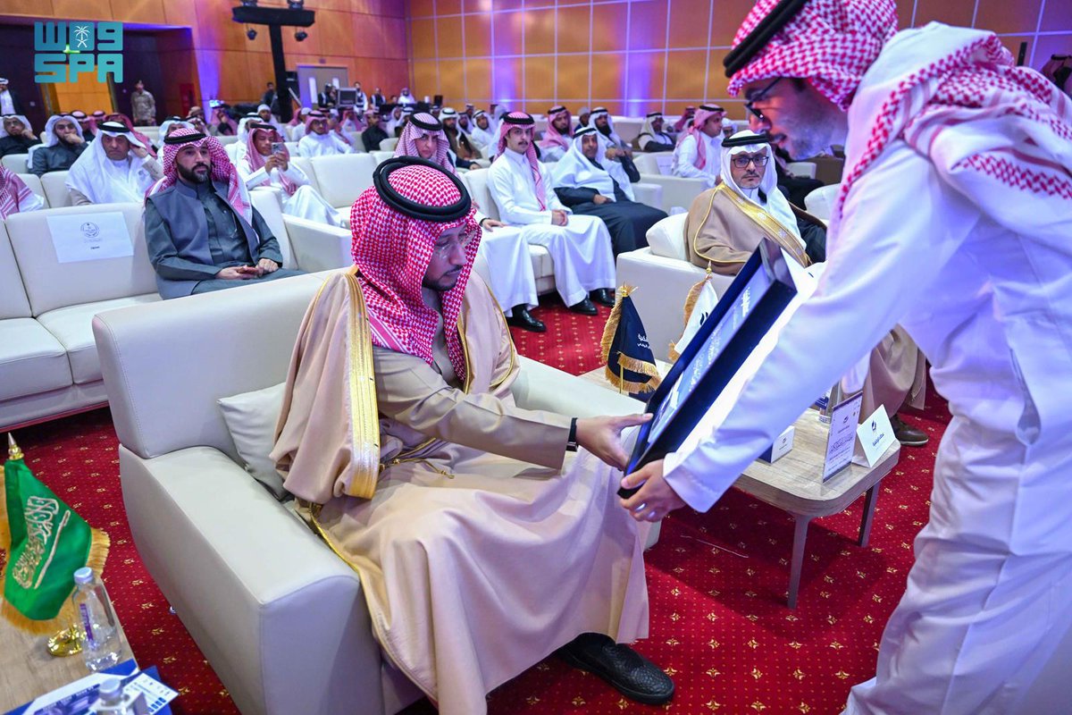 SPAregions's tweet photo. نائب أمير عسير يُكرِّم خريجي الدبلوم العالي في إدارة الأوقاف ويُدشِّن عددًا من المنتجات الوقفية.
https://t.co/cGNfJBhUdJ
#واس https://t.co/rGDBLmWIS4