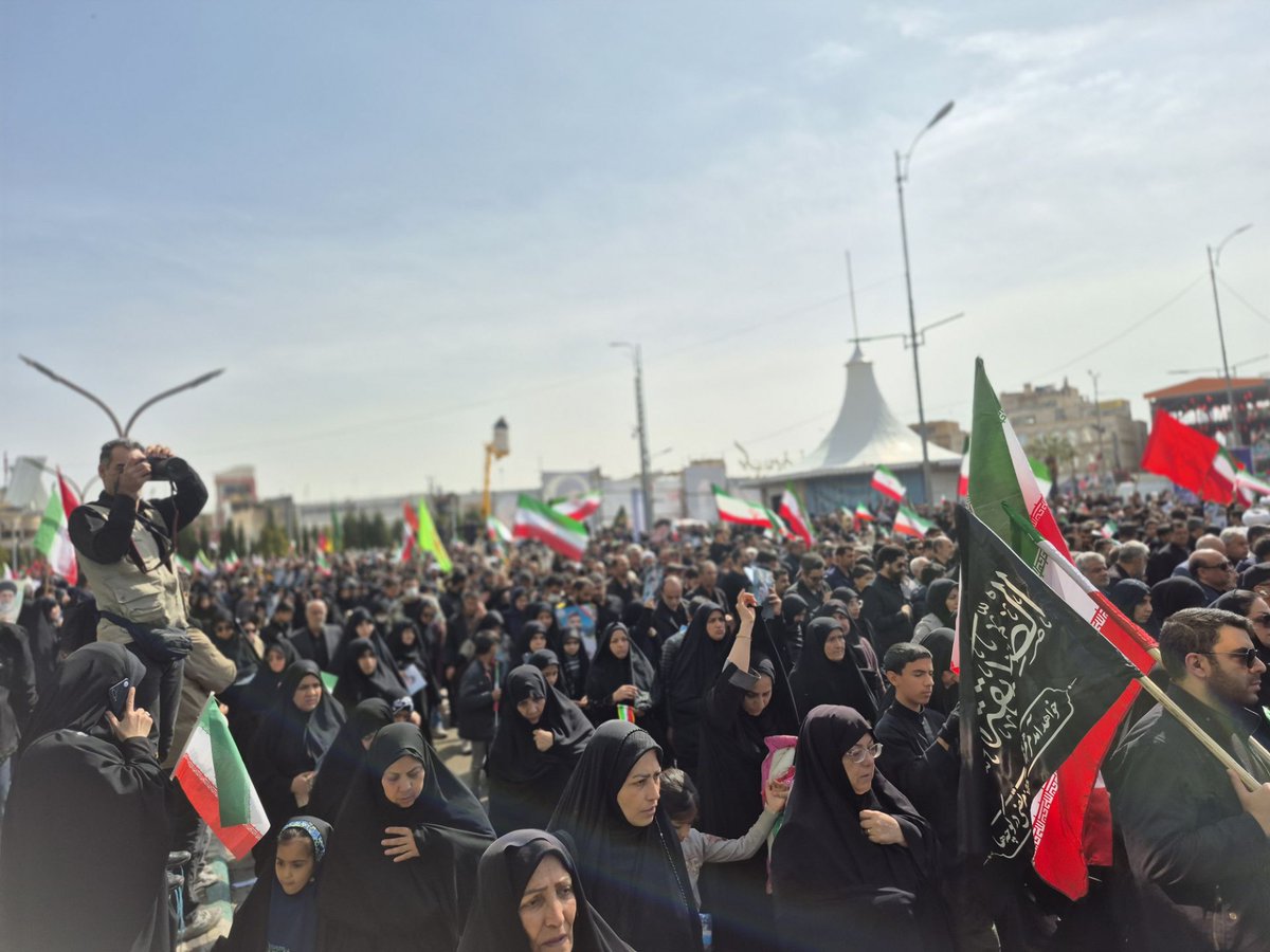 ela_iz79's tweet photo. حضور مردم فهیم و شهید پرور دیار کرمان  امروز در کرمان برای تشییع شهدای هوانیروز..
#قهرمانان_کرمانی https://t.co/m8IKFr2pWE