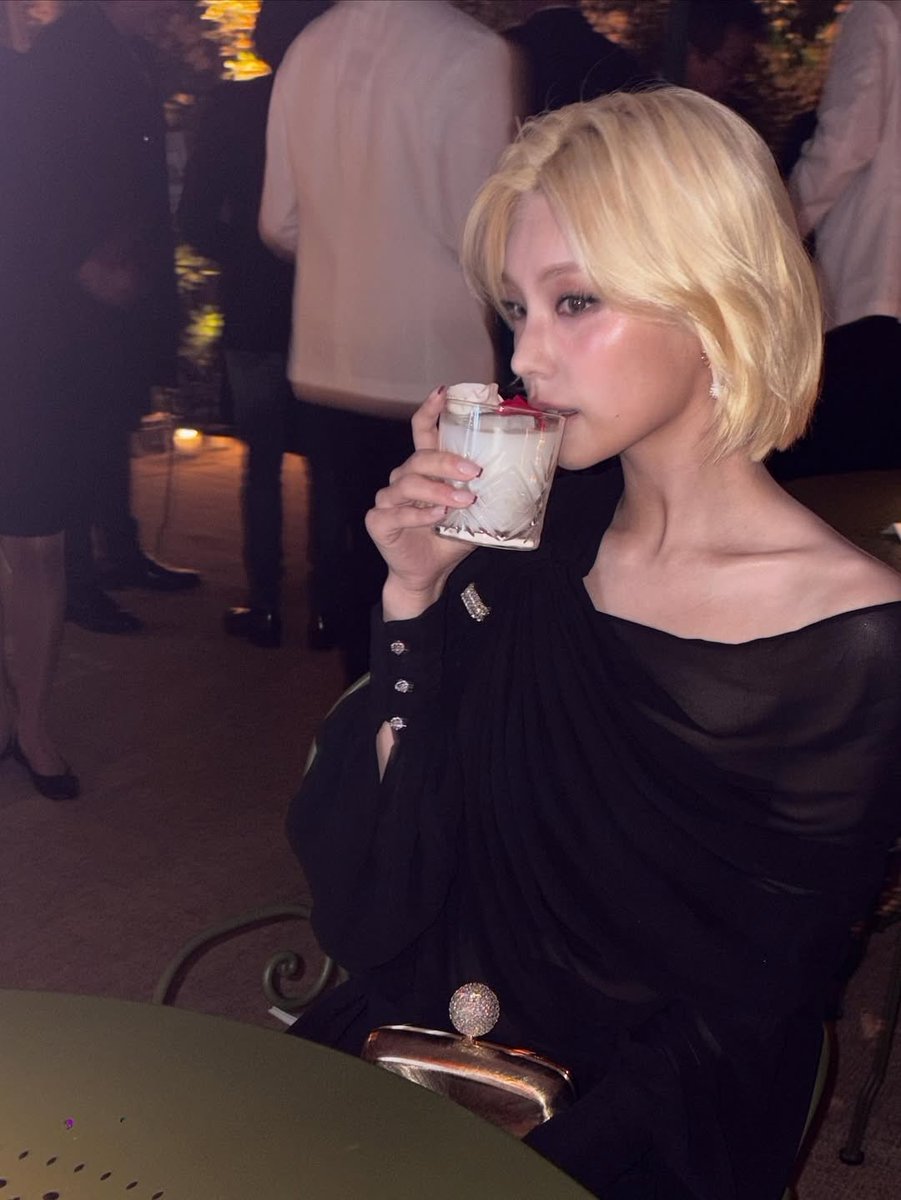 eatcatbread's tweet photo. 这次什么风格😋

RT AND REPLY🖤

YEJI FOR ROGER VIVIER PFW #YEJI_RogerVivierAW26 @rogervivier https://t.co/SlufEp0X6d