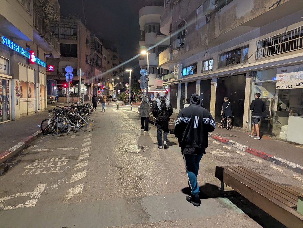 רותם קפלן:

טוב
אחרי פעם שלישית הלילה שאני קם ורץ לחניון המצחין, כדי שלא ירסק אותי טיל, הגיע הזמן לפרוק קצת.
עד לפני כמה שנים, לא עלה בדעתי שזה מה שאצטרך לעבור בשלב הזה בחיים שלי.
להיות נתין מושפל בדיקטטורה אלימה, בלי שום עתיד נראה לעין, כאשר חירות כבר אין פה והסכנה רק הולכת