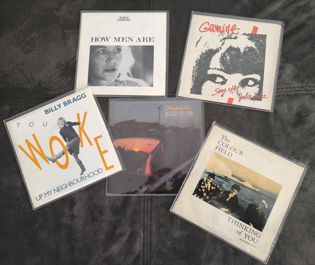 elsotaescala's tweet image. COMPRA a PARTICULAR de 5 SINGLES...🔥🎶
#TheColourField Thinking Of You/My Wild Flame 1985
#GreenOnRed Clarkesville/No Drinkin' 1987
#BillyBragg You Woke Up My Neighbourhood/Ontario, Quebec And Me 1991
#Gamine Julie Julie/Sans Effet 1984
#AztecCamera How Men Are/The Red Flag 1988
