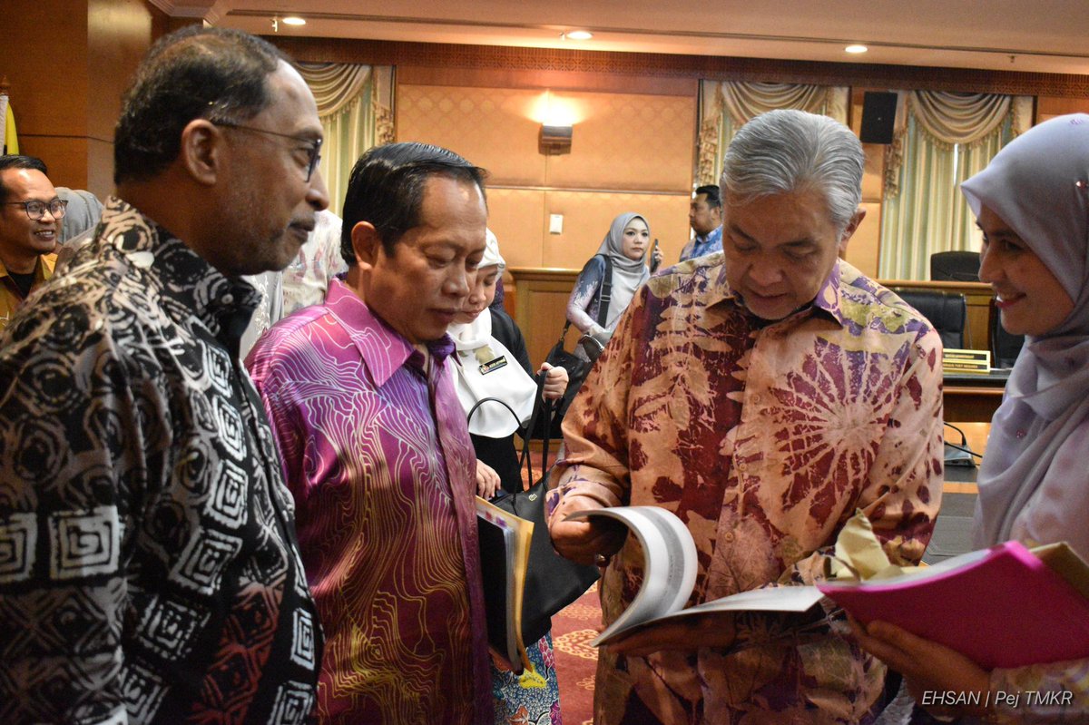 ahmadmaslan's tweet image. Mesyuarat Jawatankuasa #TVET Negara dipengerusikan TPM1 DS @DrZahidHamidi di #Putrajaya.

Saya dilantik utk ketuai kontinjen #Malaysia ke #WorldSkills di #Shanghai #Cina pada Sept ini.

Di #Manila Ogos lepas, Malaysia Juara #ASEAN. Saya ketua bersama kontinjen bersama TM Kesuma.