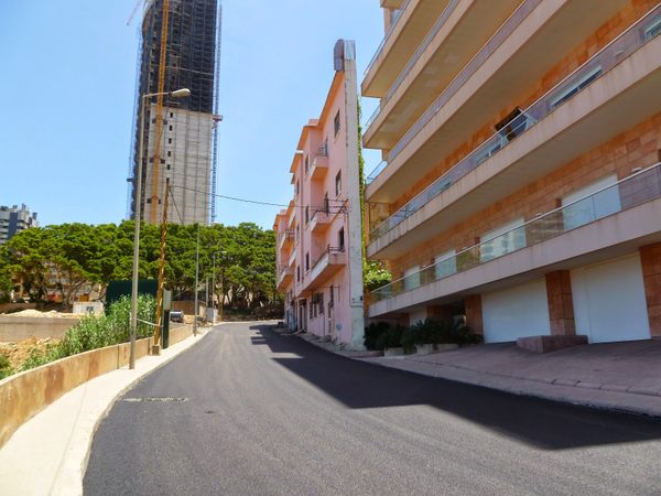 OmarAlHaq's tweet photo. Imagine building a two-foot-wide skyscraper just to block your brother's ocean view.

Al Ba'sa isn't just architecture.

It's a monument to family feuds gone wild.

The smallest spaces hold the biggest grudges. https://t.co/4xIZBESgdw