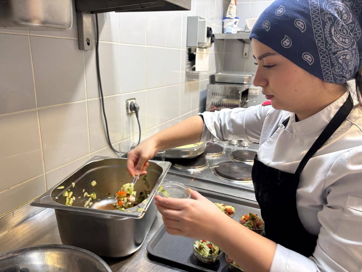 Erasmus+ programı kapsamında öğrencilerimiz, Çek mutfağının modern tekniklerini uygulamaya devam ediyor.

Bugünkü eğitimde Kuřecí steak zapečený s chřestem (Kuşkonmazlı Fırın Tavuk) hazırlandı.