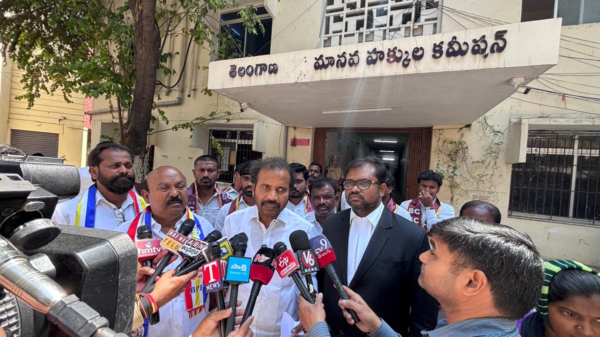 Ambedhkar331's tweet photo. మానవ హక్కుల కమీషన్ ఛైర్మన్ షమీమ్ అక్తర్ గారిని కలిసి representation ఇచ్చిన డా. విశారదన్ మహారాజ్. అనంతరం మీడియాతో మాట్లాడుతున్న డాక్టర్ విశారదన్ మహరాజ్, బాలగోని బాలరాజు గౌడ్, బైరు శేఖర్ మరియు వివిధ సంఘాల నాయకులు.
#2monthschild
#Nagarkurnoolincident
#kummera
#చాకలిమౌనికహత్య
#Casteatrocities
#Telangana
#BCSCSTJAC