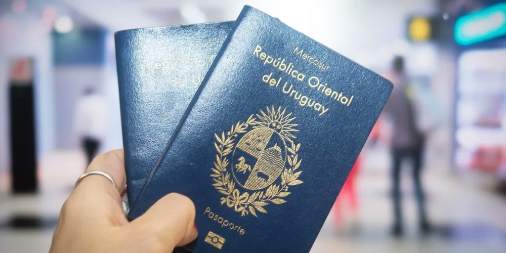 andrew_scott_c's tweet photo. Uruguay es libre de definir la ciudadanía en su derecho interno. Pero, una vez que expide un pasaporte a cualquier persona, pasa a participar en un sistema internacional que presupone que la “nacionalidad” consignada corresponde a la nacionalidad del Estado emisor. Los no nacionales no reciben pasaportes de un Estado. Por lo tanto, otorgar un pasaporte uruguayo a un ciudadano legal significa, ante el mundo, que esa persona es nacional del Uruguay. Punto.

El pasaporte no es un documento puramente doméstico.

Es una comunicación internacional entre Estados. Y esa comunicación, según la práctica de todos los demás países del mundo, significa que el titular de un pasaporte uruguayo es un nacional uruguayo.

#nacionalidad #uruguay