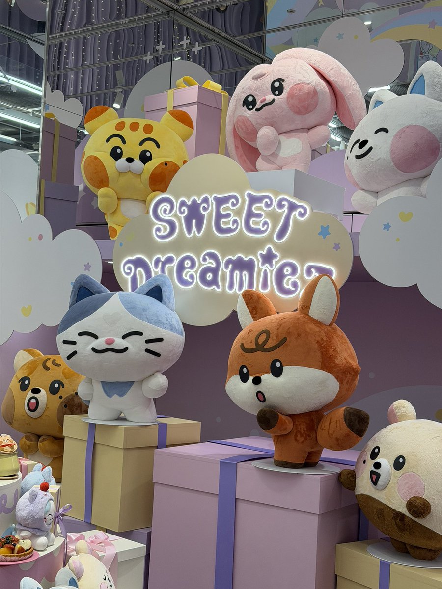 Lebih pingin bawa pulang figure ini nya wkwkkw
Lucu banget kek gemblot gemblot semua