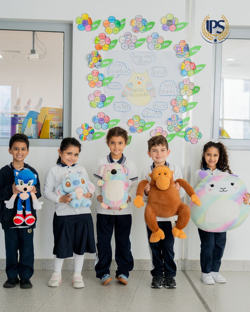 A day reflecting school spirit and positive connection. Students sharing their favorite toys added a sense of engagement and comfort to the learning environment at IPS.
مشاركة الطلاب لدماهم المفضلة أضافت أجواءً من التفاعل والراحة داخل البيئة التعليمية لدى مدارس البرامج العالمية