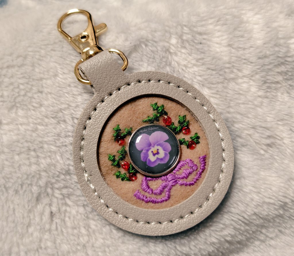 家にあった適当なベージュ色フェルトを下敷にしたら、どう見ても段ボールで。なんとかならんかと、うん十年ぶりに刺繍してみた。ビーズつけてみたのは初めて。下描きできないのバランスが難しいね。ケースに入れたらすごく中心に引っ張られて寄るし。そして季節感が冬w
こういうの作るの楽しいな〜