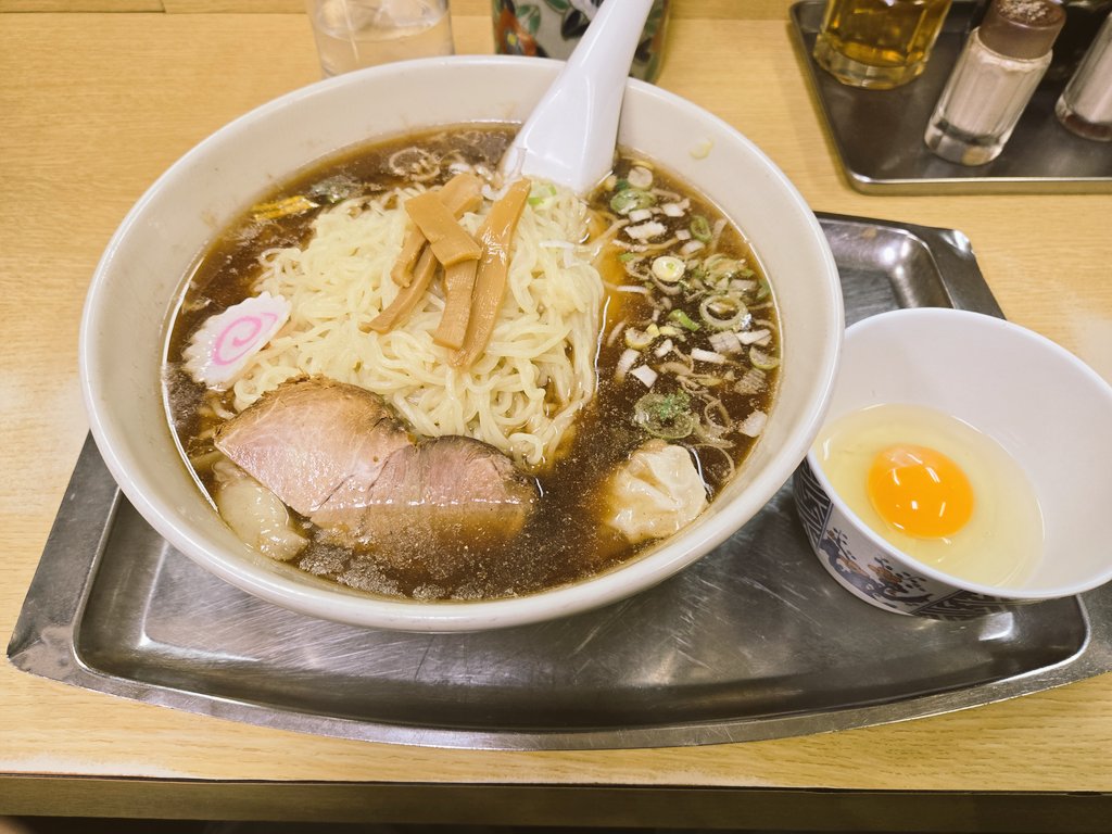 今日のラーメン🍜
俺は！！腹が減った！！
ワンタン麺大盛り(３玉)！！
スープからはみ出る麺量！！
ペロリだった👼