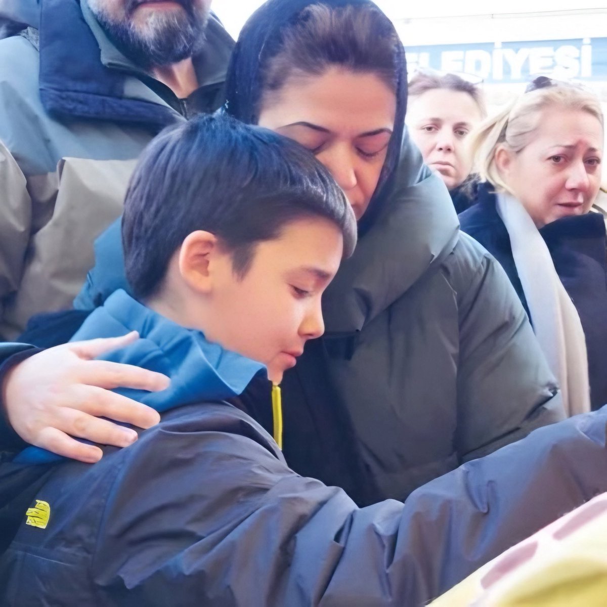 ⚠️ Fatma Nur öğretmenin 17 yaşındaki şahıs tarafından katledilerek hayatını kaybettiği sırada olaya tanık olan diğer öğretmenler, cinayetin nasıl göz göre göre geldiğini anlattı: 

• Çocuğun şizofreni raporu yoktu. Biz de bekledik ki rapor çıksın çocuğu açık liseye