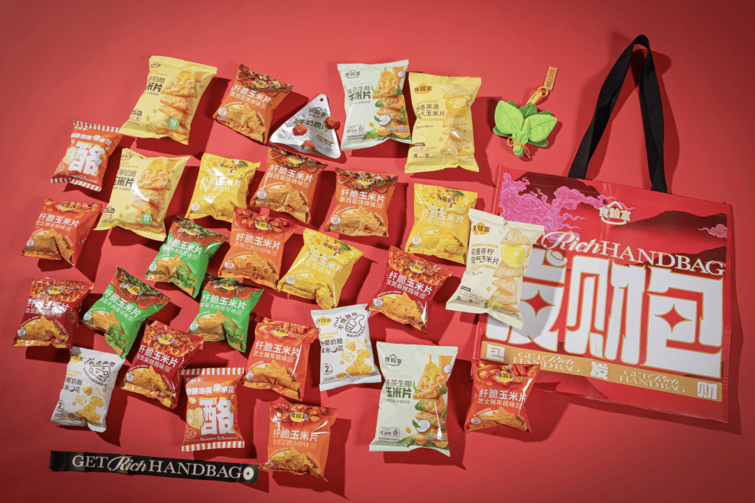 kourtIHlco's tweet image. Just a little snack break with @FriendName! Crunchy chips + sweet gummies = perfect combo for a cozy chat. Who’s joining our snack squad  #SnackTime #FriendshipGoals